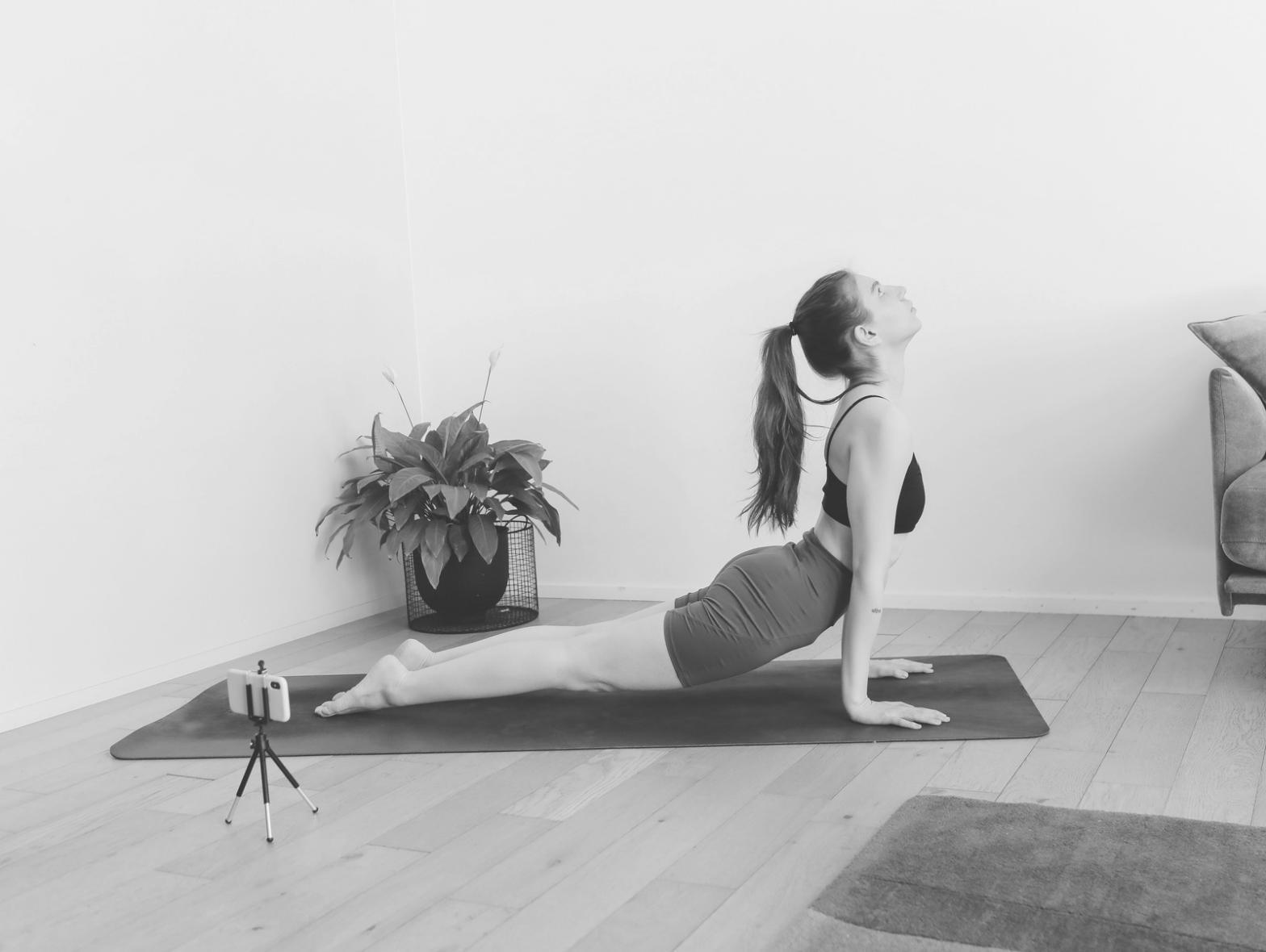 Spazio esterno del centro con area verde per meditazione all'aperto