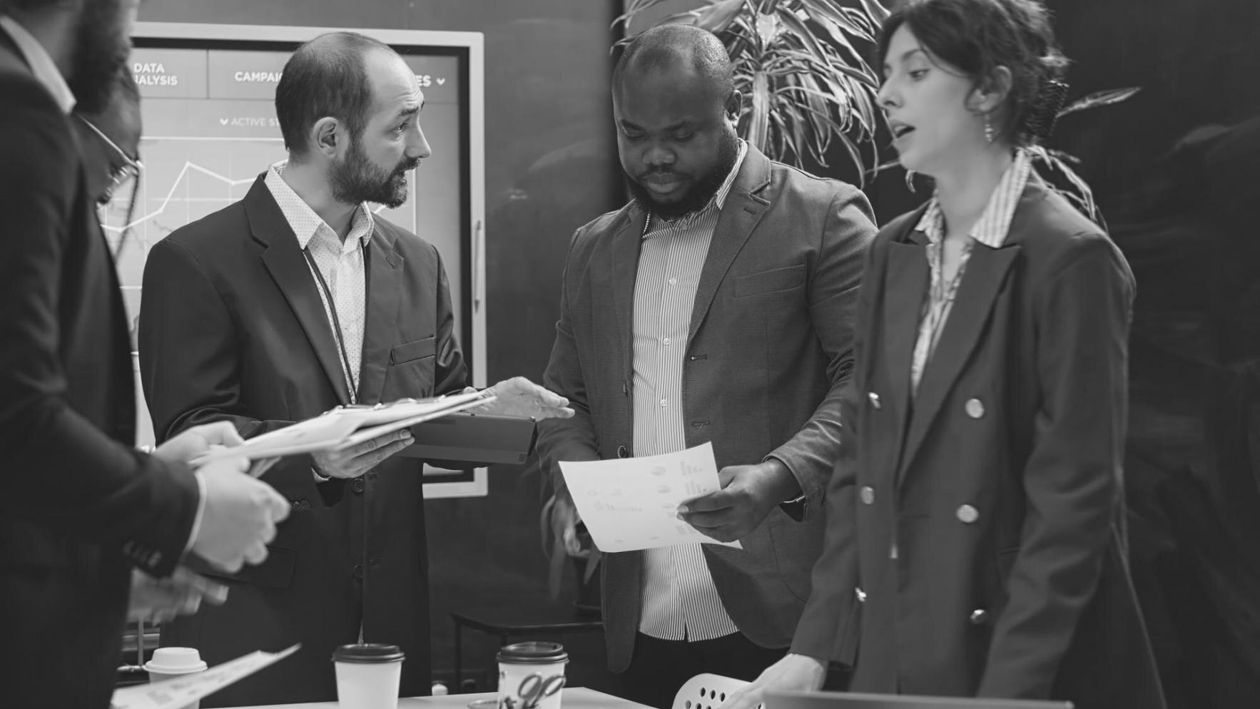 Sala meditazione con sedie ergonomiche e illuminazione naturale